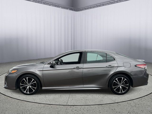 Used 2018 Toyota Camry SE w/ Convenience Package FWD image 3