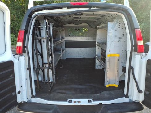 Used 2018 Chevrolet Express 2500 w/ Driver Convenience Package RWD image 5