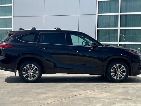 Used 2022 Toyota Highlander XLE AWD/4WD image 3