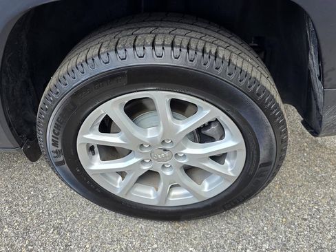 Used 2018 Jeep Cherokee Latitude Plus w/ Comfort/Convenience Group FWD image 35