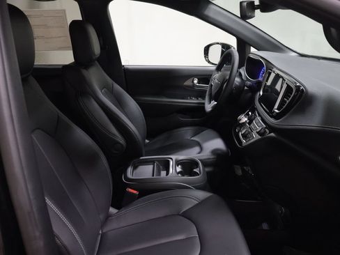 New 2027 Chrysler Pacifica Select AWD/4WD image 17