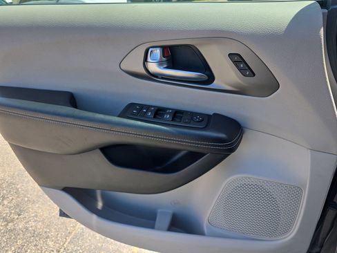 Used 2022 Chrysler Pacifica Touring-L FWD image 29