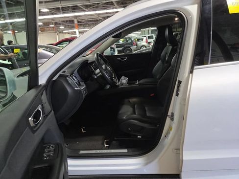 Used 2019 Volvo XC60 T5 Momentum w/ Multimedia Package AWD/4WD image 3