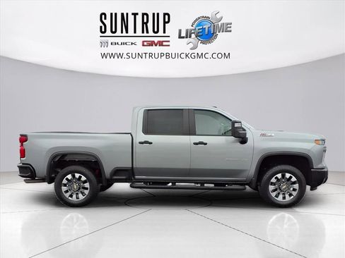 Used 2024 Chevrolet Silverado 2500 Custom w/ Custom Value Package image 3