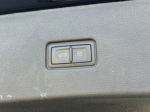 Used 2024 Audi Q8 Prestige image 19