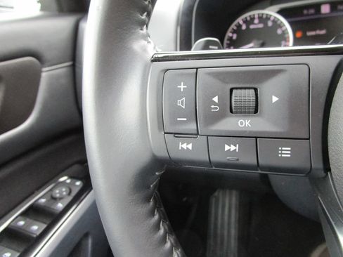 Used 2024 Nissan Pathfinder SL FWD image 31