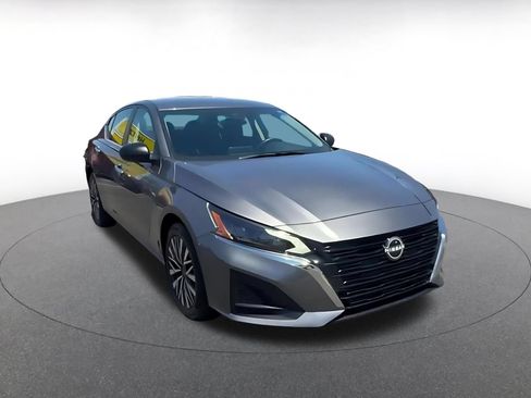 Used 2025 Nissan Altima 2.5 SV FWD image 3