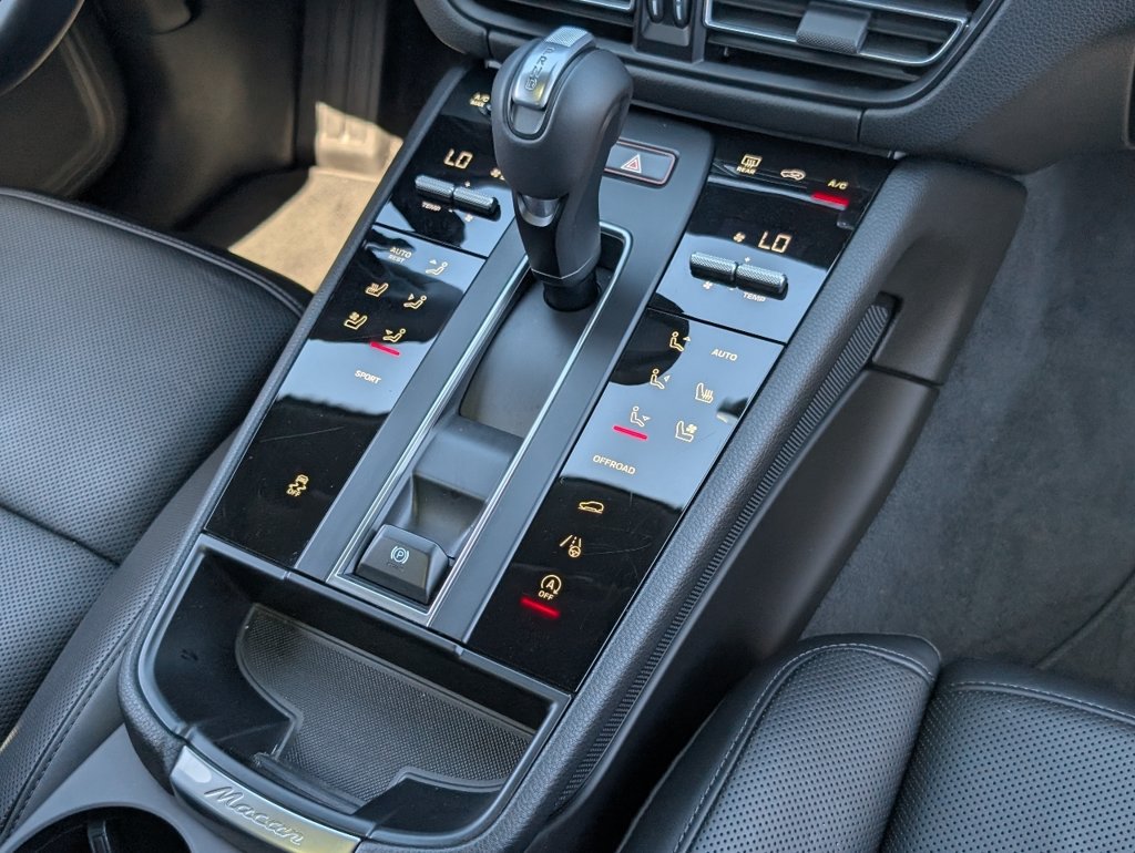 Certified 2025 Porsche Macan AWD/4WD image 15