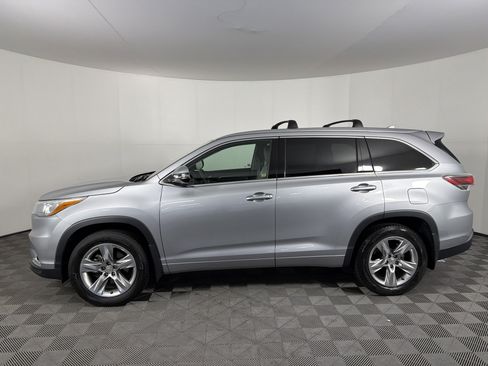 Used 2015 Toyota Highlander Limited w/ Driver Technology Package FWD image 4