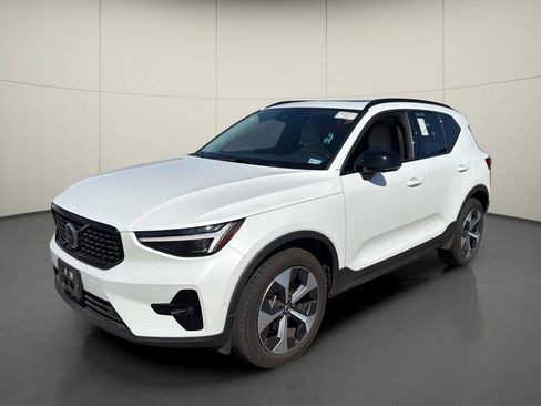 Used 2026 Volvo XC40 B5 Plus AWD/4WD image 3