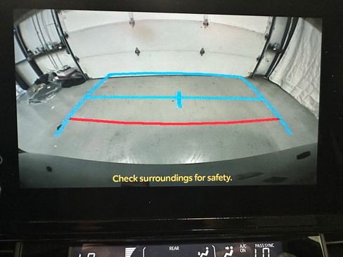 Used 2025 Toyota Sienna LE image 39