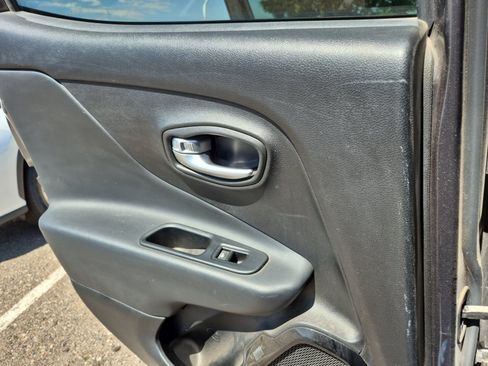 Used 2017 Jeep Renegade Altitude FWD image 19