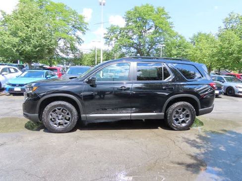 Certified 2025 Honda Pilot TrailSport image 3