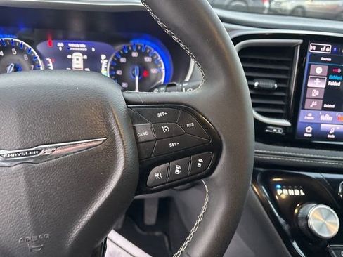 Used 2024 Chrysler Pacifica Touring image 18