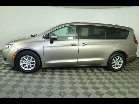 Used 2017 Chrysler Pacifica Touring Plus FWD image 4