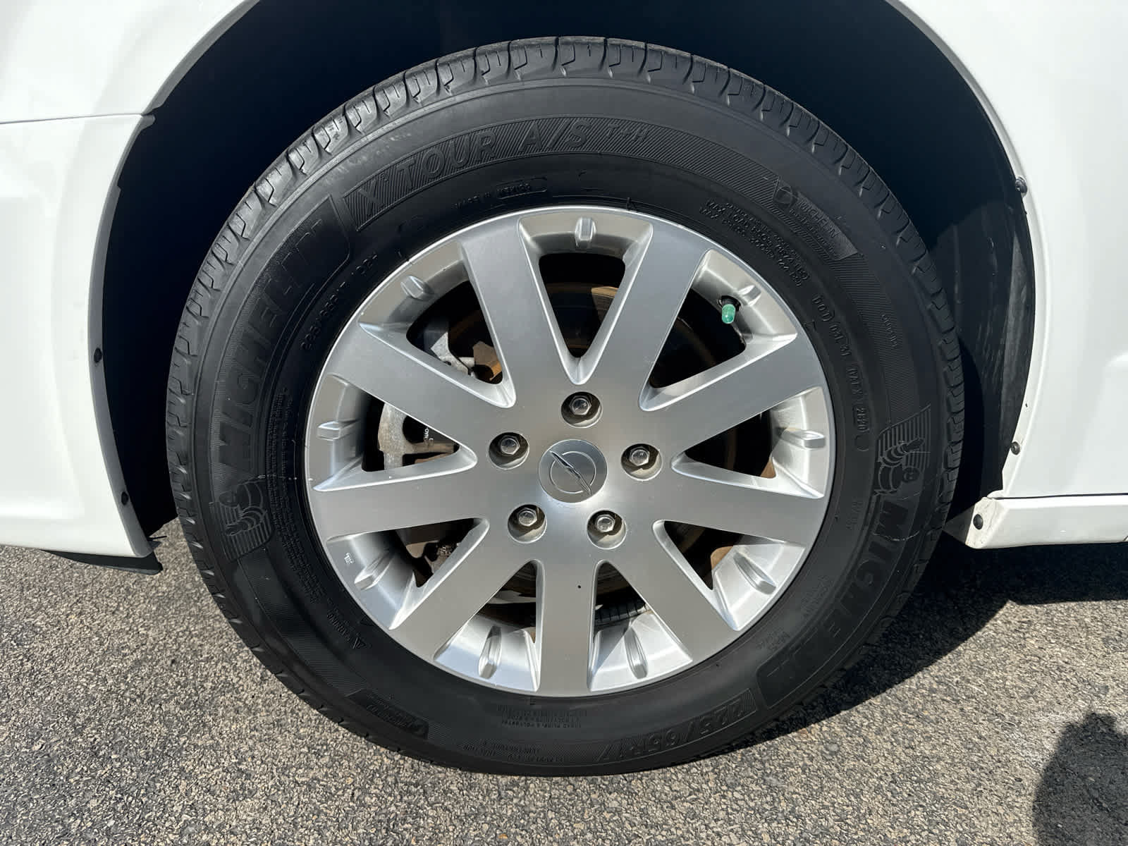 Used 2016 Chrysler Town & Country Touring FWD image 9