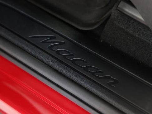 Used 2025 Porsche Macan AWD/4WD image 22