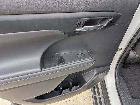 Used 2022 Toyota Highlander XLE image 9
