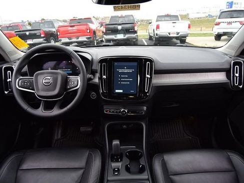 Used 2023 Volvo XC40 B5 Core image 7