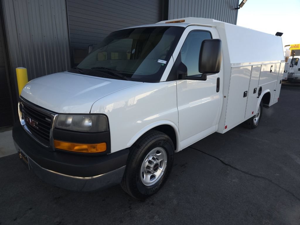 Used 2015 GMC Savana 3500 RWD image 2