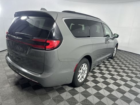Used 2022 Chrysler Pacifica Touring-L FWD image 8