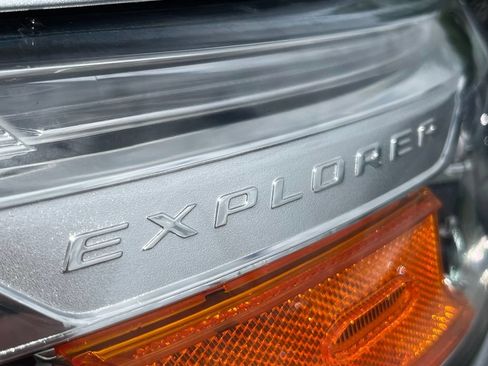Used 2022 Ford Explorer Limited RWD image 4