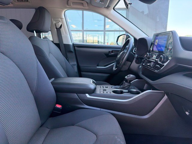 Used 2025 Toyota Highlander LE AWD/4WD image 11