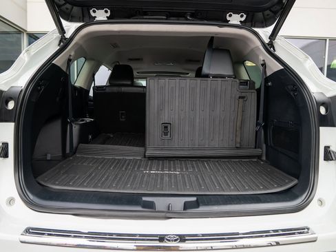 Used 2023 Toyota Highlander L image 37