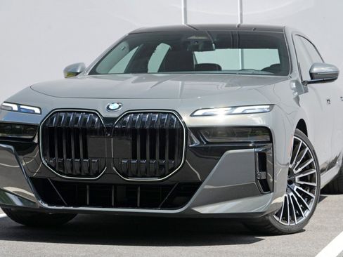 Used 2026 BMW 740i w/ Premium Package RWD image 3
