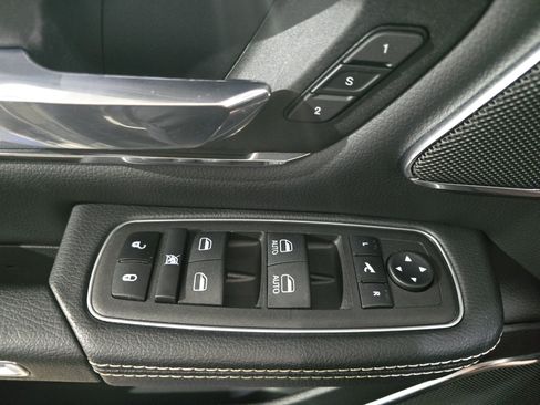 Used 2024 RAM 1500 Laramie AWD/4WD image 25