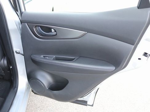 Used 2021 Nissan Rogue Sport S image 6