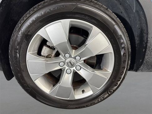 Used 2022 Volvo XC40 T5 Momentum image 22