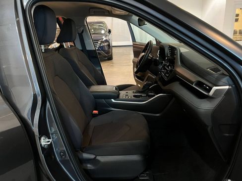 Used 2025 Toyota Highlander LE FWD image 38