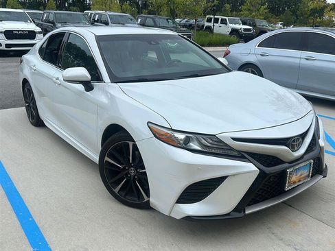 Used 2018 Toyota Camry XSE FWD image 3