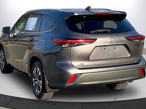 Used 2022 Toyota Highlander XLE image 7