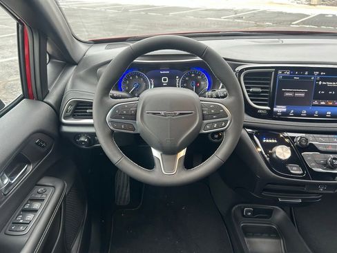 New 2026 Chrysler Pacifica Select image 3