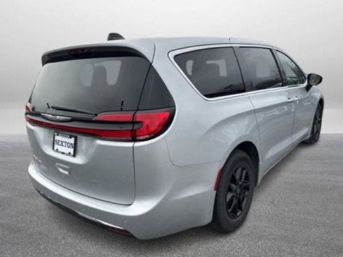 Used 2024 Chrysler Pacifica Touring-L image 7
