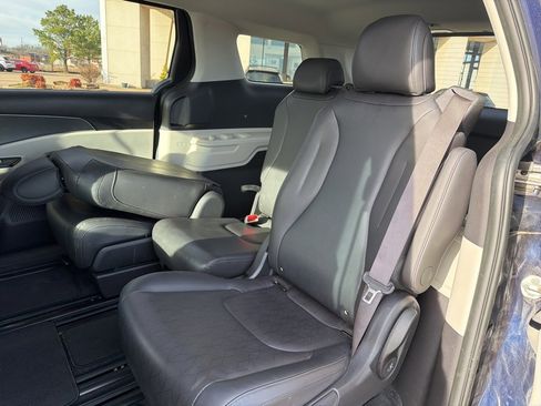 Used 2024 Kia Carnival LX image 15