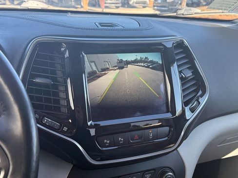 Used 2019 Jeep Cherokee Limited w/ Technology Group image 18