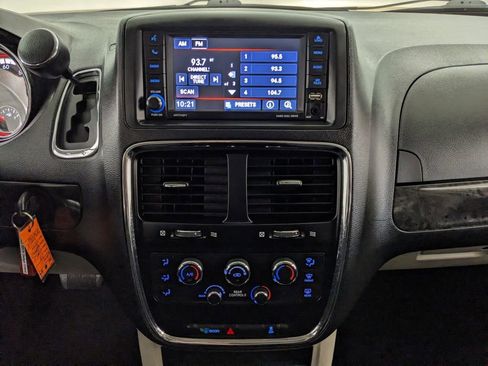 Used 2019 Dodge Grand Caravan SE FWD image 8