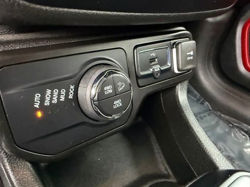 Used 2023 Jeep Renegade Trailhawk image 20