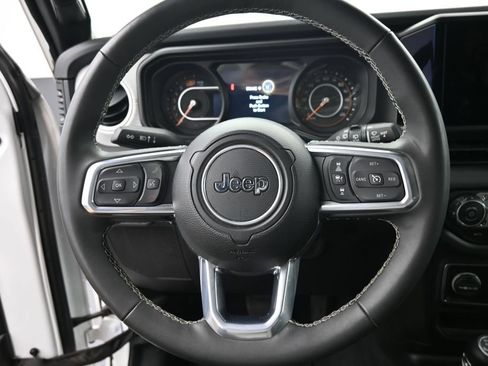 Used 2025 Jeep Wrangler Unlimited Sahara AWD/4WD image 18