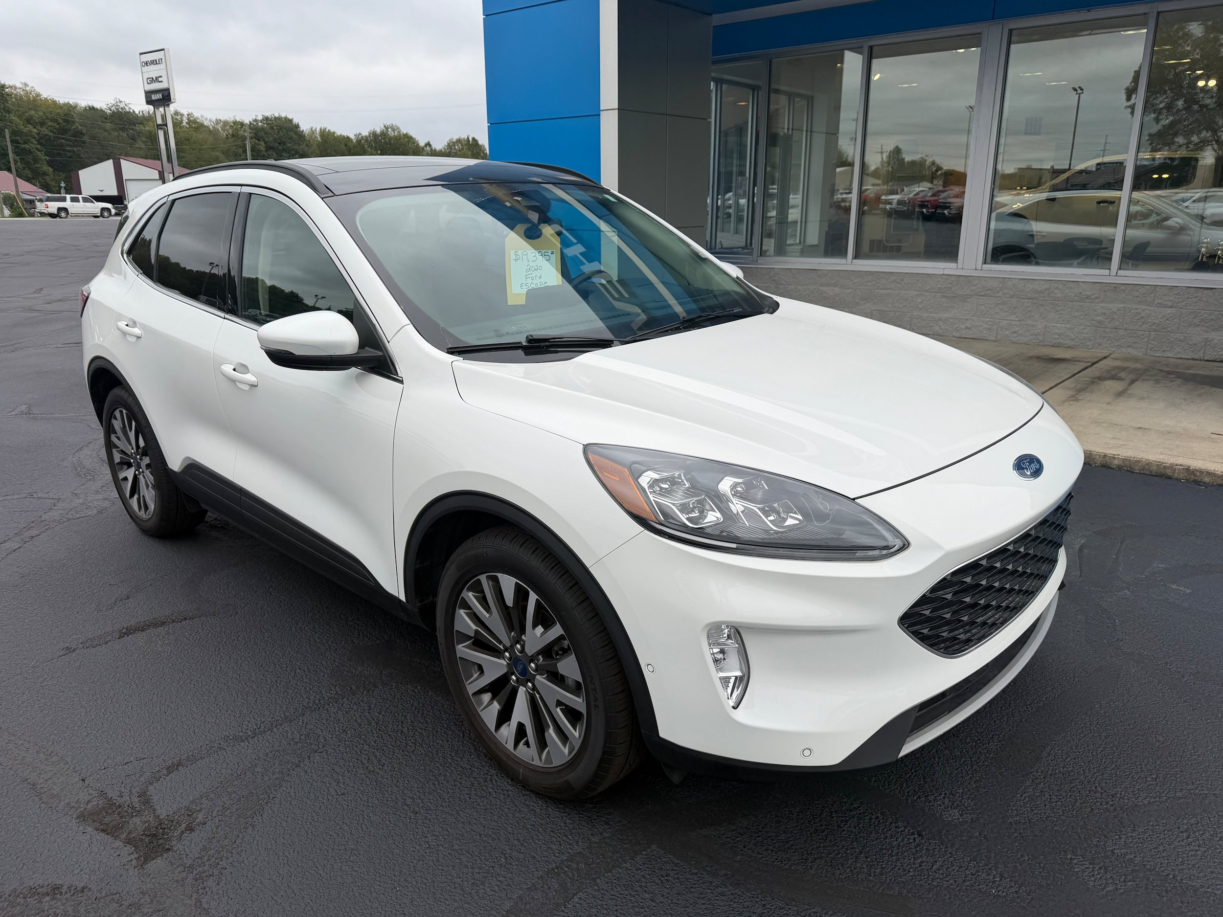 Used 2020 Ford Escape Titanium AWD/4WD image 3