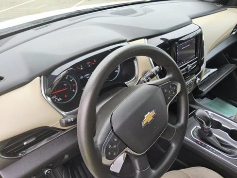 Used 2022 Chevrolet Traverse LS FWD image 7