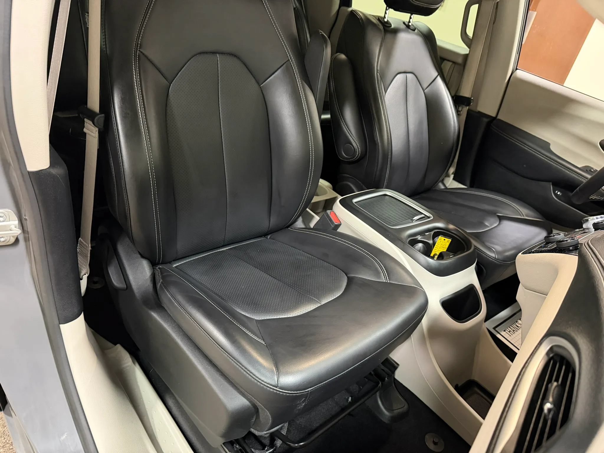 Used 2023 Chrysler Pacifica Touring-L FWD image 42