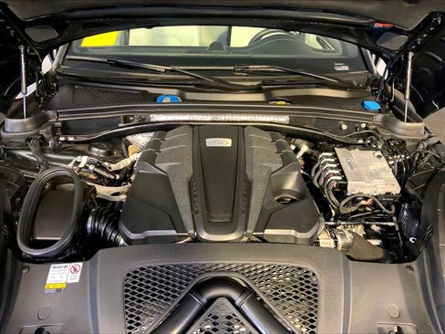 Certified 2023 Porsche Macan S AWD/4WD image 32