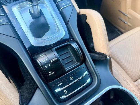 Used 2018 Porsche Cayenne Platinum Edition image 17