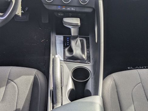 Used 2025 Hyundai Elantra SE image 25