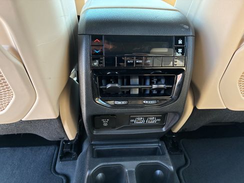Used 2023 Jeep Grand Cherokee L Limited AWD/4WD image 19