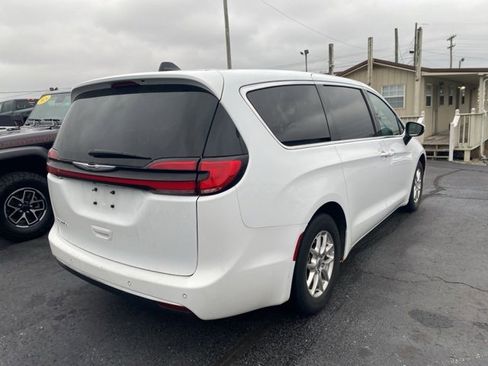 Used 2023 Chrysler Pacifica Touring-L image 2